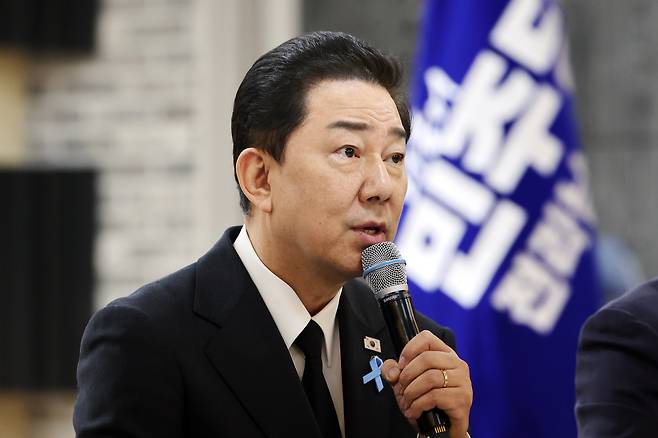 12·29 제주항공 여객기 참사 1주기인 29일 전남 무안군 무안읍 승달문화예술회관에서 열린 더불어민주당 현장최고위원회의에서 김병기 원내대표가 발언하고 있다. 연합뉴스