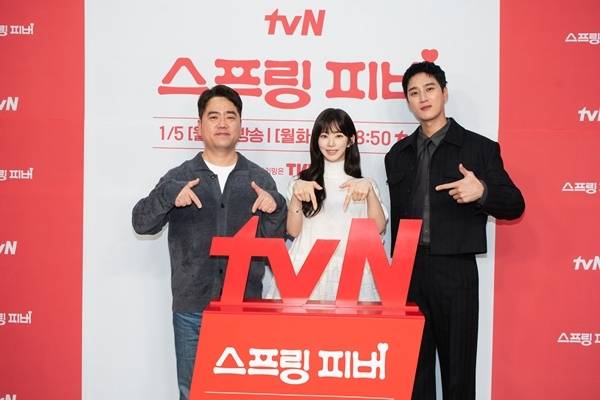 29일 오후 tvN 새 월화드라마 ‘스프링 피버’의 온라인 제작발표회가 열렸다. 자리에는 박원국 감독과 배우 안보현, 이주빈이 참석했다.