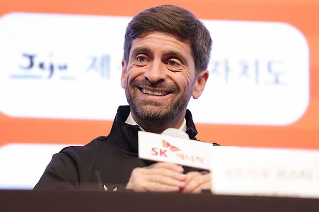세르지우 코스타 제주SK FC 신임 감독이 새 시즌을 향한 강한 자신감을 드러냈다. 사진은 29일 기자회견을 진행 중인 코스타 감독. /사진=제주SK FC 제공