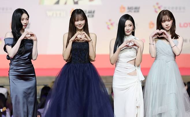 가요대전에 뜬 에스파 - 걸그룹 에스파가 25일 인천 영종도 인스파이어에서 열린 ‘2025 SBS 가요대전’ 레드카펫 행사에 참석해 포즈를 취하고 있다. 2025.12.25 뉴스1