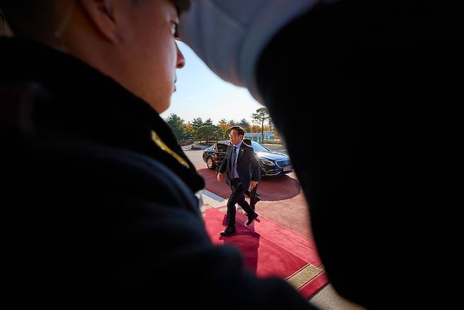 이재명 대통령이 2025년 11월11일 제49회 국무회의에 참석하기 위해 용산 대통령실로 들어가고 있다.ⓒ대통령실 제공