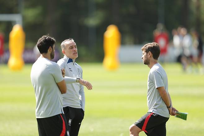 제주 신임 사령탑 세르지우 코스타 감독(오른쪽)이 K리그행을 선택한 데는 그가 보좌한 파울루 벤투 전 축구국가대표팀 감독(가운데)의 조언이 있었다. 사진제공|대한축구협회