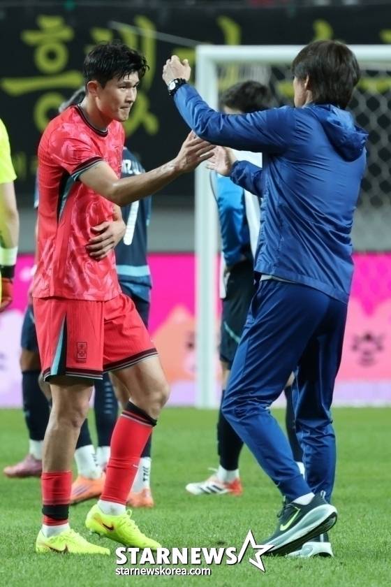 서울월드컵기장에서 열린 대한민국 국가대표팀과 파라과이의 친선경기 후 김민재(왼쪽)가 홍명보 감독에게 다가가고 있다. /사진=김진경 대기자