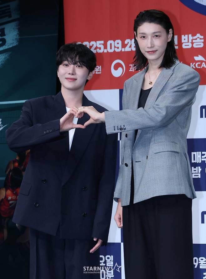 세븐틴 승관, 전 국가대표 배구 선수 김연경이 24일 오후 서울 마포구 상암동 MBC에서 진행된 예능프로그램 '신인감독 김연경' 제작발표회에 참석해 포즈를 취하고 있다. 신인감독으로 돌아온 배구계의 전설 배구황제 김연경의 구단 창설 프로젝트 '신인감독 김연경'은 오는 28일 첫 방송된다. /2025.09.24 /사진=이동훈 photoguy@