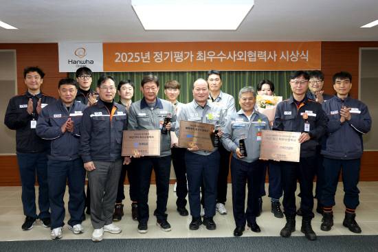 한화오션은 30일 최우수 사외협력사로 선정된 (주)퍼쉬 김봉교 대표, (주)신한중공업 지영택 대표, 기득산업(주) 공경열 대표 및 한화오션 제조총괄 김창용 부사장 등이 참석한 가운데 최우수 사외 협력사 시상식 행사를 가졌다. 사진=한화오션