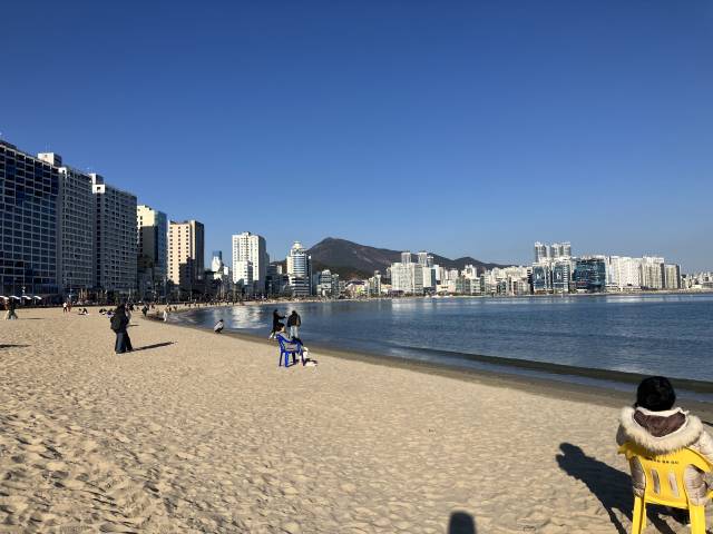 부산의 랜드마크인 광안대교가 보이는 광안리 해변. 공공 벤치가 부족한 탓에 백사장에서 시민들이 플라스틱 의자를 찾아 이용하고 있다. 부산의 해안가가 머물 수 있는 휴식공간으로 진화하기 위한 공공 벤치 등 다양한 휴게 시설이 필요하다는 지적이 나온다. 변은샘 기자