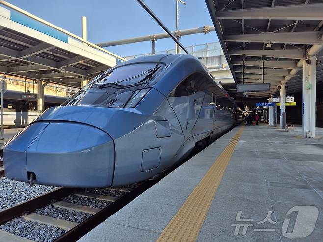 30일 오전 강원 강릉역 승강장에서 동해선 KTX-이음 부전행 첫 열차가 출발을 앞두고 정차해 있다. 2025.12.30/뉴스1 ⓒ News1 윤왕근 기자