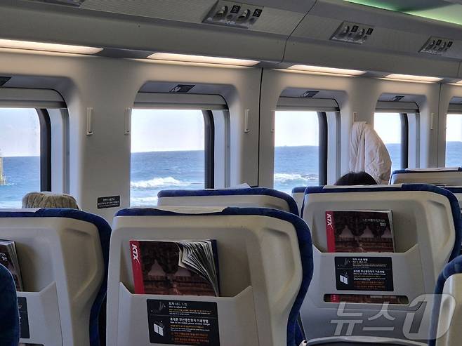 30일 강릉발 부전행 동해선 KTX-이음 첫 열차 객실 창문 너머로 동해의 파도와 수평선이 한눈에 들어오고 있다. 2025.12.30/뉴스1 ⓒ News1 윤왕근 기자
