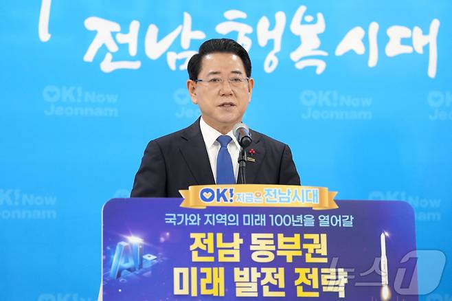 김영록 전라남도지사가 24일 전남도청 동부청사 이순신강당 1층 로비에서 2025년 동부권 송년 기자간담회를 갖고 국가와 지역의 미래 100년을 열어갈 전남동부권 미래 발전 전략을 발표하고 있다.(전남도 제공. 재판매 및 DB금지) 2025.12.24/뉴스1 ⓒ News1 전원 기자