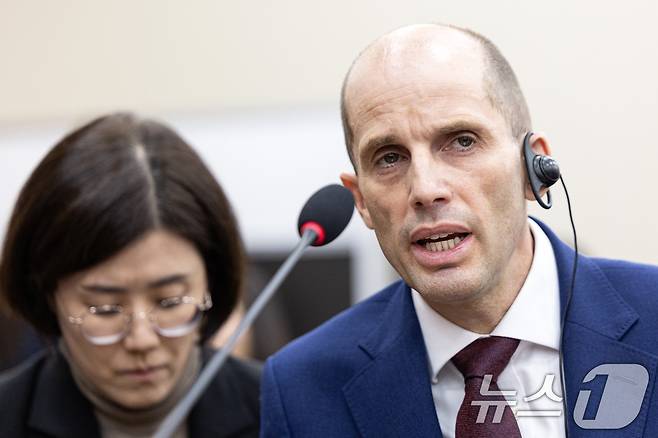 해롤드 로저스 쿠팡 대표이사가 30일 서울 여의도 국회에서 열린 제430회국회(임시회) 쿠팡 침해사고 및 개인정보 유출, 불공정 거래, 노동환경 실태 파악과 재발방지 대책 마련을 위한 연석 청문회에 출석해 의원 질의에 답변하고 있다. 2025.12.30/뉴스1 ⓒ News1 이승배 기자