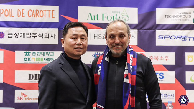 마누엘 레이스(오른쪽) 충북청주FC 신임 감독. 사진 | 충북청주FC