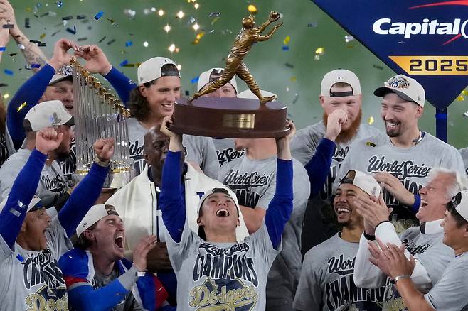 FILE - Los Angeles Dodgers World Series MVP Yoshinobu Yamamoto holds his trophy as teammates celebrate their win in Game 7 of baseball's World Series against the Toronto Blue Jays, Sunday, Nov. 2, 2025, in Toronto. (AP Photo/Ashley Landis, File) FILE PHOTO
<저작권자(c) 연합뉴스, 무단 전재-재배포, AI 학습 및 활용 금지>