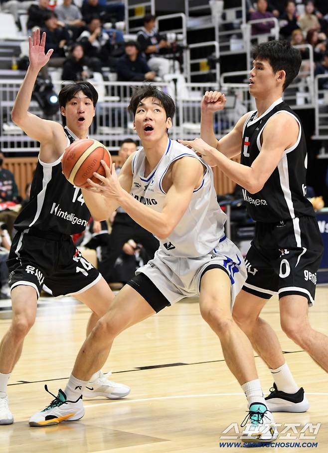 30일 수원 KT소닉붐아레나에서 열린 프로농구 수원 KT와 서울 삼성의 경기. 삼성 이원석이 골밑슛을 시도하고 있다. 수원=박재만 기자 pjm@sportschosun.com/2025.12.30/