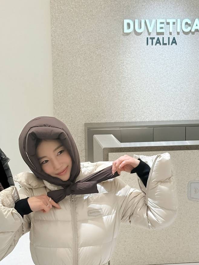 패딩 바브슈카(러시아의 전통 스카프 스타일)를 쓴 기은세. @kieunse