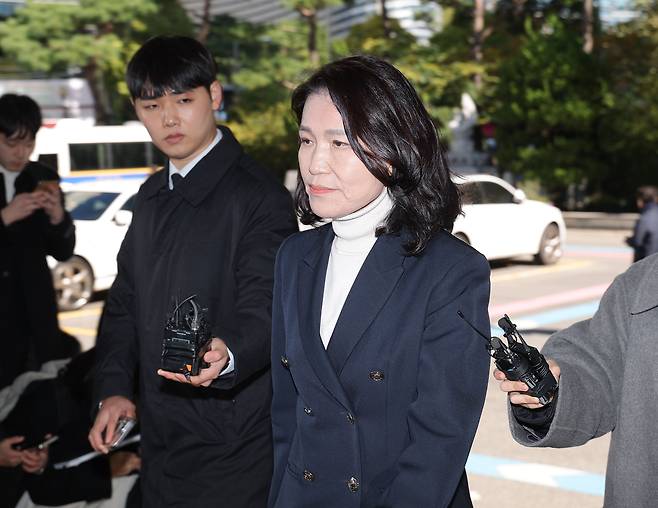 공직선거법 위반 등 혐의를 받는 이진숙 전 방송통신위원장이 10월 27일 서울 영등포경찰서에 조사를 받기 위해 출석하고 있다./연합뉴스