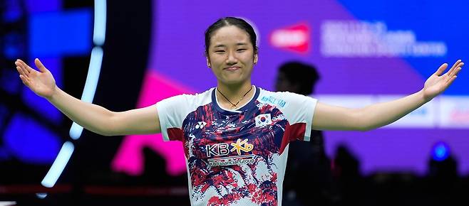 3년 연속 여자 단식 세계랭킹 1위로 올해를 마감한 안세영이 우승 세리머니 때 포즈를 취하고 있다. 안세영은 올해 단일 시즌 최다승(11승) 타이기록, 세계배드민턴연맹(BWF) 월드투어 단일 시즌 최고 승률(94.8%), 단식 선수 최초 시즌 상금 100만 달러 돌파 등 각종 기록을 세웠다. AP 뉴시스