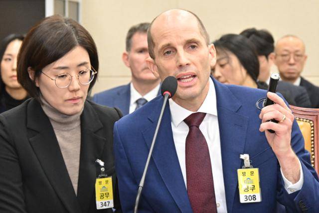 해럴드 로저스(앞줄 오른쪽) 쿠팡 임시대표가 30일 국회 과학기술정보방송통신위원회에서 열린 쿠팡 연석 청문회에 출석해 '동시 통역기를 사용하라'는 최민희 과방위원장의 요구에 반발하고 있다. 민경석 기자