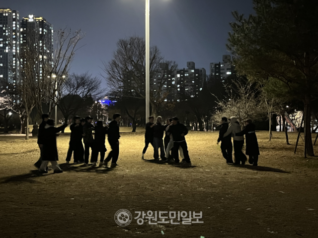 ▲ 29일 오후 청년 20명이 춘천 공지천 조각공원에서 꼬리잡기 놀이를 즐기고 있다. 최수현 기자