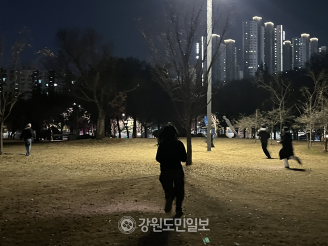 ▲ 29일 오후 청년 20명이 춘천 공지천 조각공원에서 ‘경찰과 도둑’ 놀이를 하며 뛰고 있다. 최수현 기자