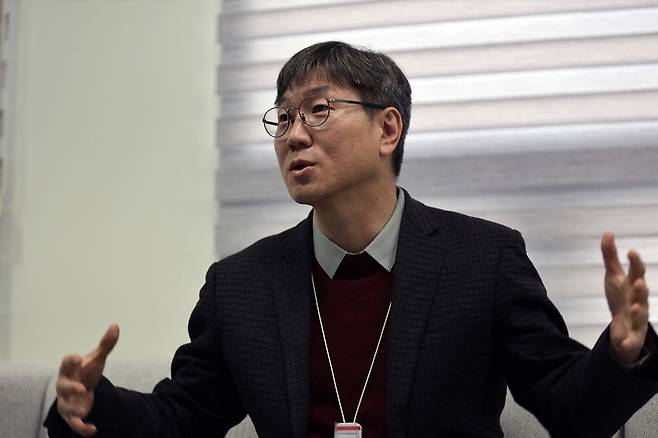 김기환 기초과학연구원(IBS) 트랩이온 양자과학 연구단장이 연구 분야를 설명하고 있다. IBS