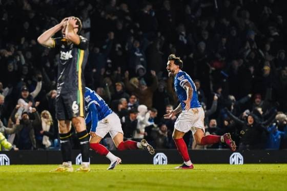 포츠머스FC 선수들이 30일 영국 프래턴 파크에서 열린 찰튼 애슬레틱전에 후반 추가시간 막판 양민혁의 극장골 직후 기뻐하고 있다. /사진=포츠머스 SNS 캡처