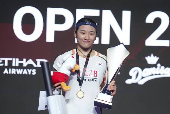 안세영이 세계배드민턴연맹(BWF) 월드투어 파이널 2025에서 보여준 부상 투혼이 인도네시아 현지에서도 큰 화제를 모으고 있다. 당시 안세영은 왕즈이를 상대로 20-8로 크게 앞서 있었지만, 왼쪽 다리 통증으로 절뚝거리며 경기를 이어가는 위태로운 상황이었다. 하지만 안세영은 1시간 36분 혈투 끝에 우승을 확정지었다. 연합뉴스