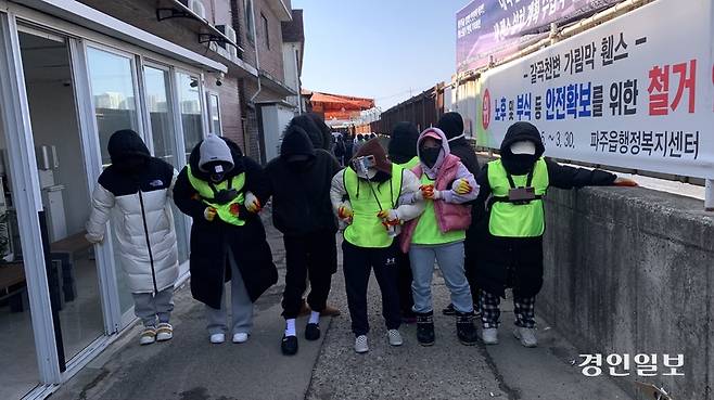 2024년 3월 8일 오후 1시40분께 파주시 용주골 성매매 집결지에서 파주읍의 펜스철거에 맞서 이곳 종사 여성과 연대단체 시민들이 팔짱을 끼고 바리게이드를 만들고 있다. 2024.3.8 /유혜연기자 pi@kyeongin.com