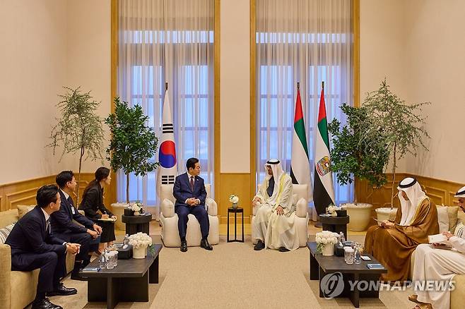 이재명 대통령이 11월 18일 아부다비 대통령궁을 방문해 무함마드 빈 자예드 알 나흐얀 UAE 대통령과 단독 정상회담을 하고 있다. (사진=연합뉴스)