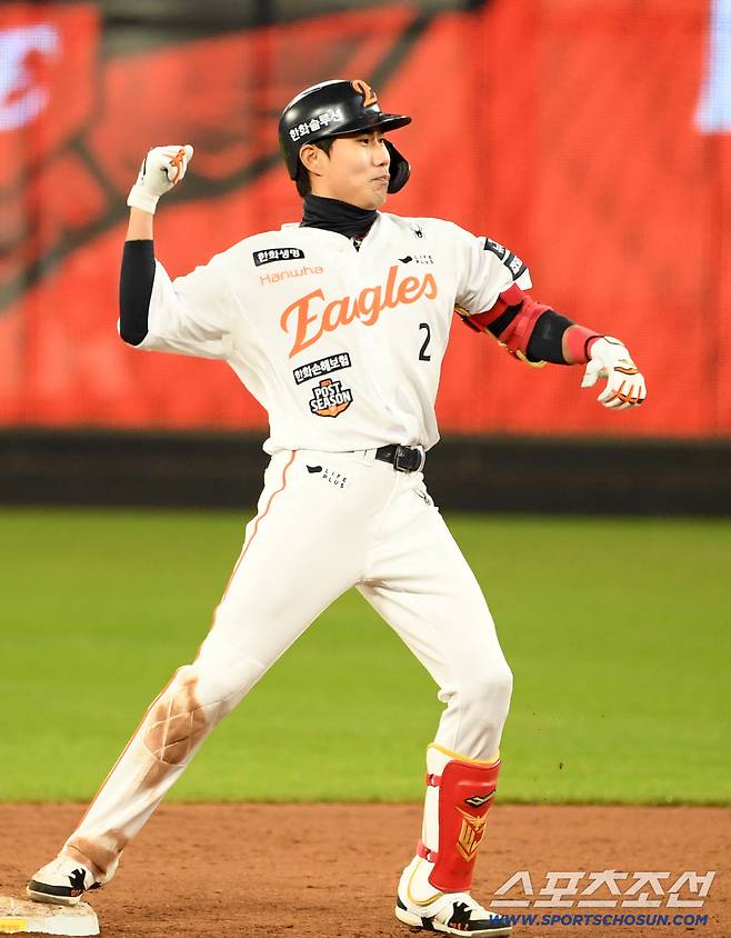 29일 대전 한화생명볼파크에서 열린 한국시리즈 3차전 한화 이글스와 LG 트윈스의 경기. 8회말 2사 만루 한화 심우준이 역전 적시타를 날린 뒤 환호하고 있다. 대전=박재만 기자 pjm@sportschosun.com/2025.10.29/