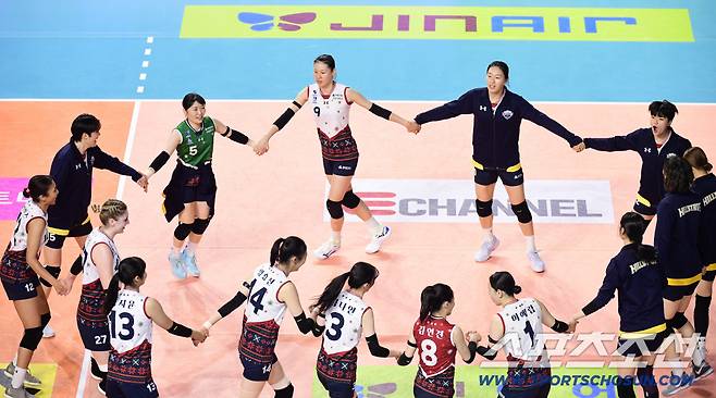 31일 인천 삼산월드체육관에서 열린 V리그 여자부 흥국생명과 현대건설의 경기. 승리를 거둔 현대건설 선수들이 기쁨을 나누고 있다. 인천=송정헌 기자songs@sportschosun.com/2025.12.31/