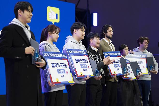 정현우 SBA 대표(왼쪽에서 4번째, 중앙)는 크리에이티브포스 어워즈 덕분에 2025년 SBA의 문화콘텐츠 사업이 성공적으로 완수되었다고 말했다 / 출처=IT동아