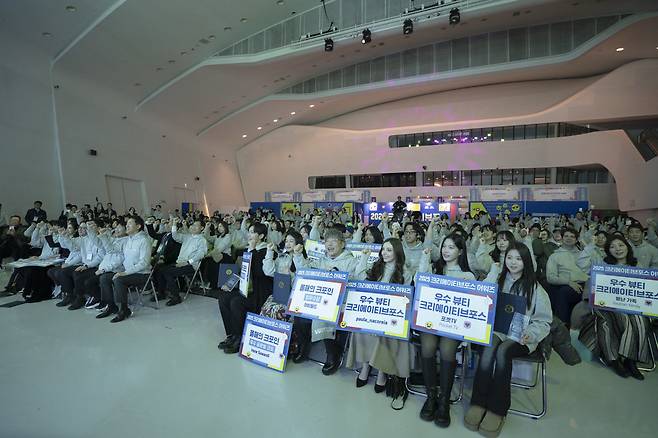 2025 크리에이티브포스 어워드 참가자들이 단체사진을 촬영 중이다 / 출처=IT동아