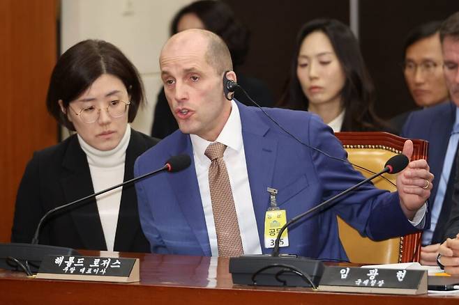 해롤드 로저스 쿠팡 임시대표가 31일 국회 과학기술정보방송통신위원회에서 열린 쿠팡 침해사고 및 개인정보 유출, 불공정 거래, 노동환경 실태 파악과 재발 방지 대책 마련을 위한 청문회에서 전날 답변 태도에 대해 지적하며 사과를 요구하자 항변하고 있다. 연합뉴스