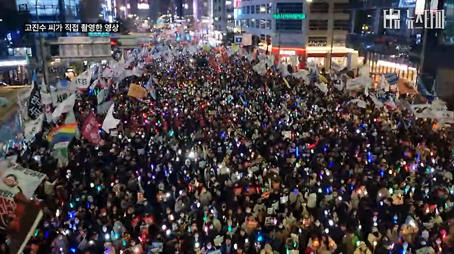 윤석열 파면 전이었던 지난 2월 15일, 서울 광화문 광장에 나왔던 시민들이 명동으로 행진해 고진수 지부장이 있는 세종호텔 앞 고공농성장을 가득 메우고 해고자들의 복직을 함께 촉구했다.