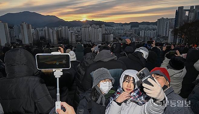 2026년 병오년 붉은 말의 해 새해 첫 태양이 떠오른 1일 광주 남구 월산근린공원을 찾은 탐방객들이 붉게 쏫아오르는 해를 바라보고 있다. 병오년 병(丙)은 불의 기운, 오(午)는 말을 뜻해 '붉은 말의 해'로 말띠는 활발하고 에너지가 넘치며, 자신감과 활력을 상징한다. 양광삼기자 ygs02@mdilbo.com