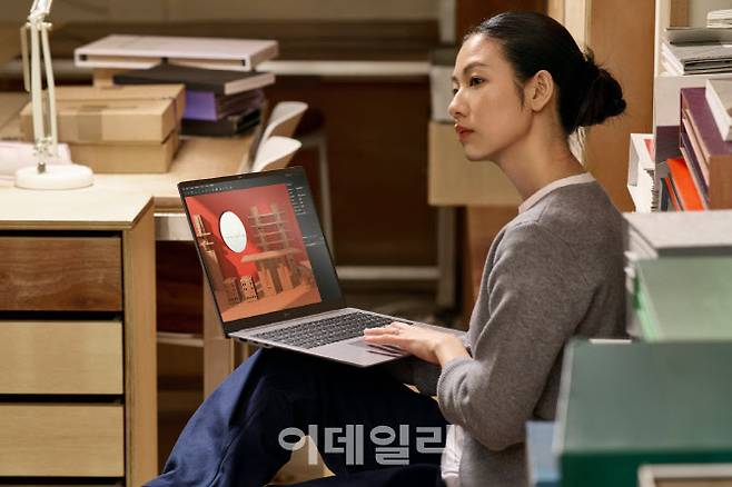 LG전자가 CES 2026에서 2026년형 LG 그램을 공개한다. 신규 소재인 ‘에어로미늄(Aerominum)’ 을 적용해 내구성은 강화했고, 엑사원을 기반으로 한 차별화된 AI 경험도 제공한다. (사진=LG전자)