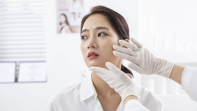 실리프팅과 레이저 리프팅은 피부에 작용하는 방식과 기대할 수 있는 효과가 다르다 | 출처: 클립아트코리아