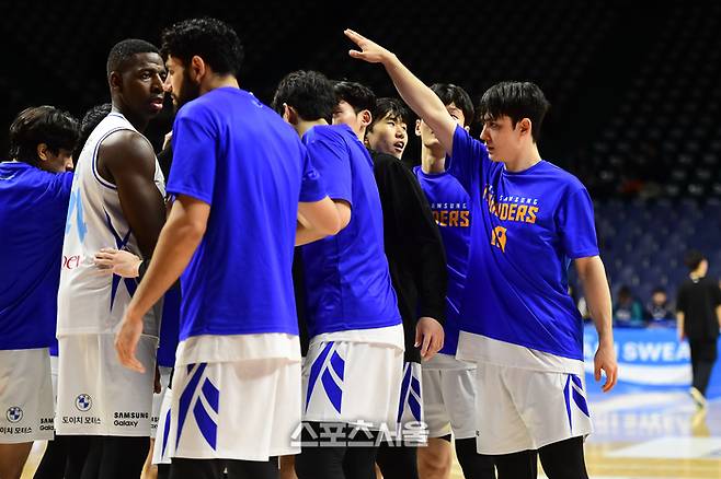 삼성 선수단이 모여서 얘기를 나누고 있다. 사진 | KBL