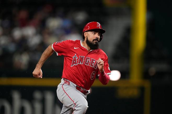 FILE - Los Angeles Angels' Anthony Rendon sprints to third during a baseball game against the Texas Rangers, Sept. 6, 2024, in Arlington, Texas. (AP Photo/Tony Gutierrez, File) AP FILE PHOTO
<저작권자(c) 연합뉴스, 무단 전재-재배포, AI 학습 및 활용 금지>