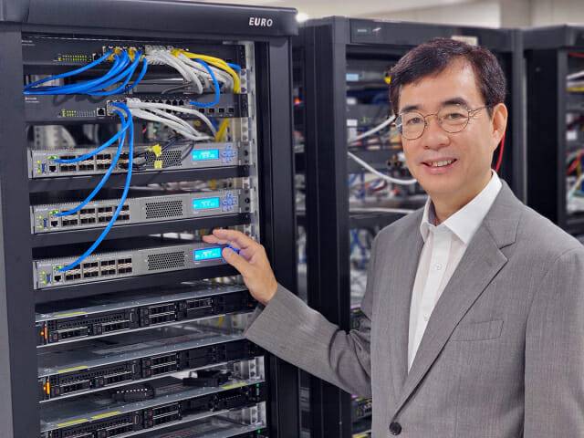 한국의 시스코가 되고 싶다는 파이오링크의 조영철 대표. 자사 주력 어플라이언스를 배경으로 포즈를 취했다.