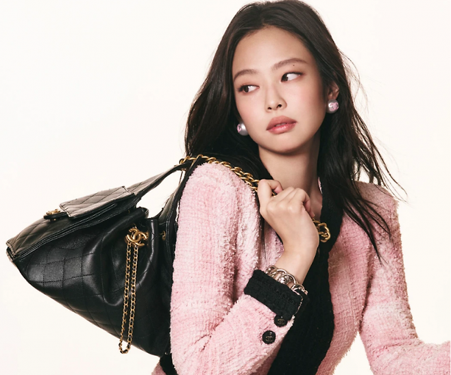 샤넬 하우스앰배서더인 아티스트 제니. 샤넬 홈페이지.