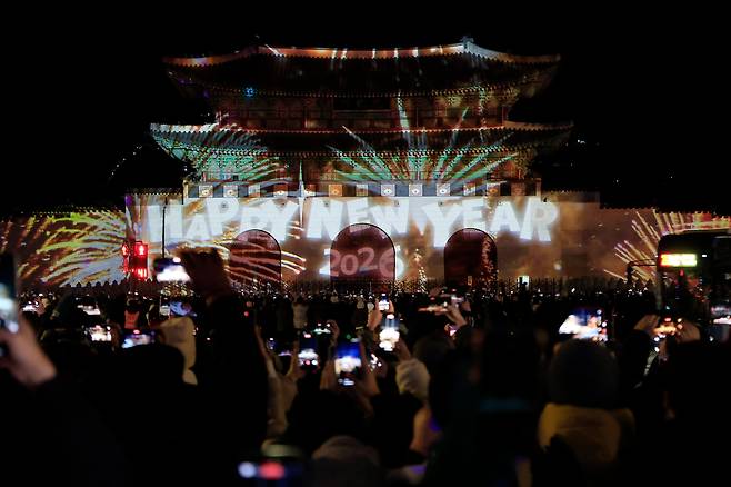 서울시 광화문에서 신년 카운트다운 쇼가 펼쳐지고 있다. 2026.1.1/뉴스1