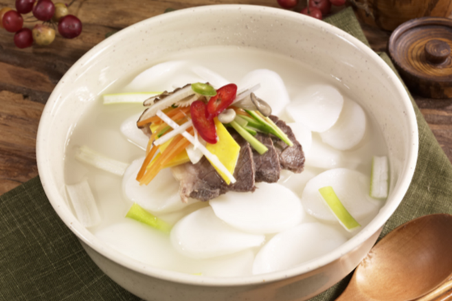 일반 가래떡의 실온 소비기한은 3일이며, 냉장실 보관은 전분 노화를 유발하므로 떡의 쫄깃함을 유지하려면 영하 20℃ 이하 냉동실에서 보관해야 한다. 떡은 냄새를 흡수하기 때문에 반드시 랩과 밀폐용기로 소분 밀봉하고, 냉동했더라도 두 달 이내 섭취해야 안전하다. 사진=게티이미지뱅크.