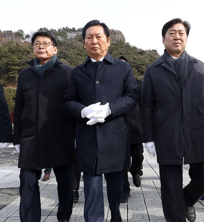 정청래 더불어민주당 대표가 1일 오후 경남 김해 진영읍 봉하마을을 찾아 고 노무현 전 대통령 묘역을 참배한 후 이동하고 있다. 2026.1.1/뉴스1