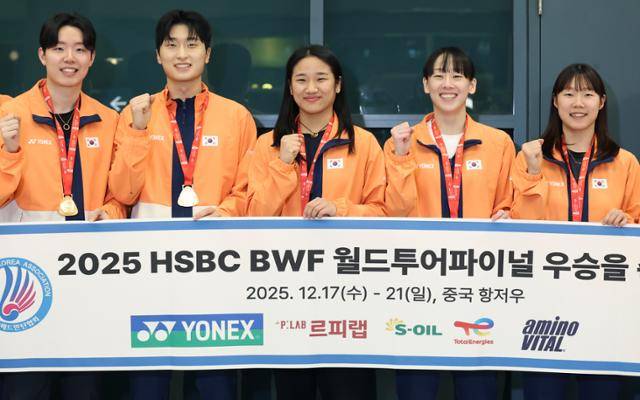 세계배드민턴연맹(BWF) 월드투어 파이널스에서 3관왕을 거두고 돌아온 배드민턴 국가대표 서승재(왼쪽부터), 김원호, 안세영, 이소희, 백하나가 지난해 12월 인천국제공항을 통해 귀국해 기념촬영을 하고 있다. 인천공항=뉴스1