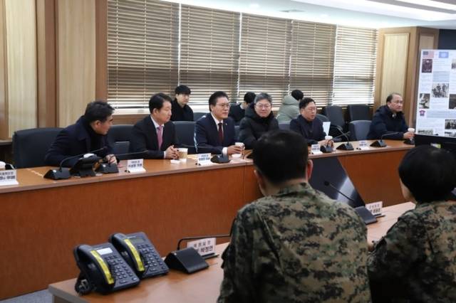 ▲ 국민의힘 박정하(원주 갑) 국회의원을 비롯한 국민의힘 내 모임 ‘대안과 미래’ 소속 의원들이 지난 달 31일 육군특수전사령부를 방문했다. 이성권 의원 제공