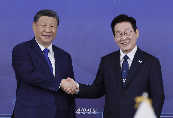 이재명 대통령과 시진핑 중국 국가주석이 지난 11월1일 경북 국립경주박물관에서 열린 한·중 정상회담에서 기념 촬영을 하고 있다. 김창길 기자