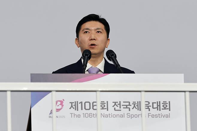 유승민 대한체육회장이 지난해 10월 17일 부산 아시아드주경기장에서 열린 제106회 전국체육대회 개회식에서 개회사하고 있다. 연합뉴스