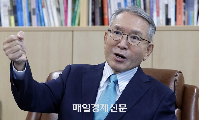 김형오 전 국회의장이 지난 30일 매일경제와 만나 인터뷰하고 있다. 김호영 기자