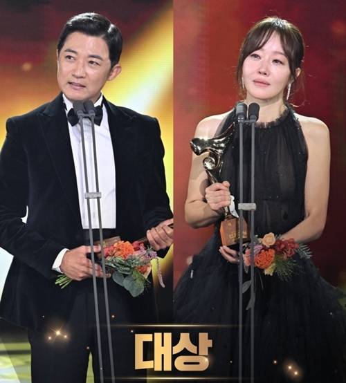 31일 오후 생방송으로 진행된 ‘2025 KBS 연기대상’에서 안재욱과 엄지원이 공동 대상의 주인공으로 호명됐다.